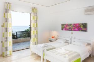 Ένα ή περισσότερα κρεβάτια σε δωμάτιο στο Douka Sea Front Residencies