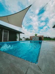 Πισίνα στο ή κοντά στο The kotak Cabinstay Parit Buntar