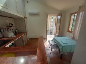 Η κουζίνα ή μικρή κουζίνα στο Raggio di Sole