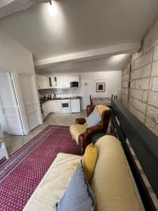 サントにあるEntire house city center reserved parkingのリビングルーム(ソファ2台付)、キッチンが備わります。