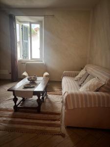 a living room with a couch and a coffee table at Il marchese Malaspina con idromassaggio in Mulazzo
