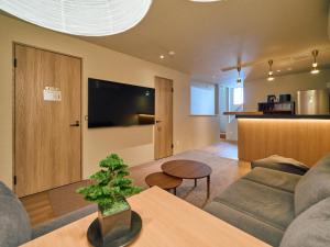 TV a/nebo společenská místnost v ubytování KONJAKUSO OSAKA TSUTENKAKU MUSHIBUROYA Sauna Villa