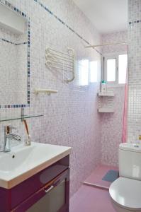 Un baño de Sunny Studio in Nerja Center with Balcony close to Beach