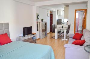 Una televisión o centro de entretenimiento en Sunny Studio in Nerja Center with Balcony close to Beach