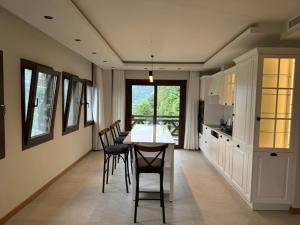 a kitchen and dining room with a table and chairs at بيوت رفال Refal Homes in Ardeşen