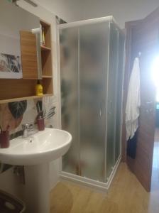 une salle de bain avec douche et lavabo dans l'établissement Tra cielo e mare, à Fiumicino