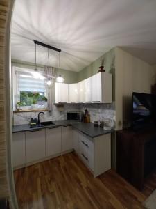 Η κουζίνα ή μικρή κουζίνα στο Wakacyjne mieszkanko +8 φωτογραφίες