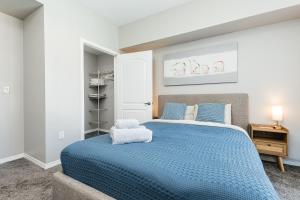 a bedroom with a large blue bed with blue sheets at Stylish paradise 2bed apt NOHO with pool view and FREE parking in North Hollywood +24 photos