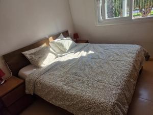 een slaapkamer met een bed en een raam bij Condado de Alhama Golf resort - Villa Alba in Alhama de Murcia +43 foto's