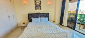 Ένα ή περισσότερα κρεβάτια σε δωμάτιο στο Seaview on Third avenue beach apt-nyali