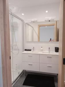 a white bathroom with a sink and a shower at Le Pérouges 3ch proche toutes commodités in Meximieux