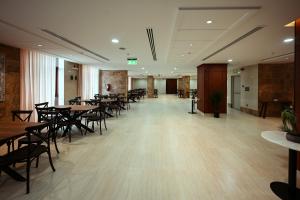 a dining room with tables and chairs in a building at فندق ديار المشاعر الفندقية in Mecca