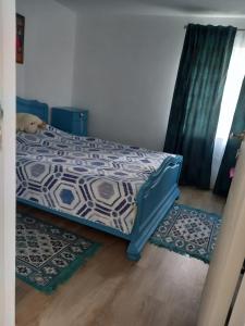 LipniţaにあるCăsuța buniciiのベッドルーム1室(犬が寝つくベッド1台付)