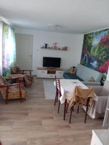 LipniţaにあるCăsuța buniciiのテーブルとソファのあるリビングルーム