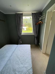 Un dormitorio con una cama grande y una ventana. en Strandgut, en Rostock
