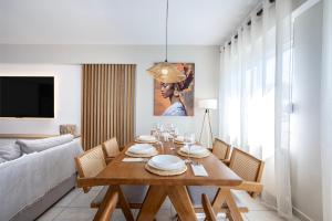 a dining room with a table and a couch at Veliero Blu - Kos Marina in Ampavris