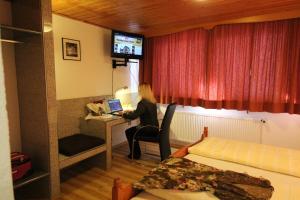 TV a/nebo společenská místnost v ubytování Hotel Krone Stühlingen - Das Tor zum Südschwarzwald