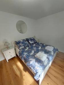 a bedroom with a bed and a night stand with a lamp at Ruhige Ferienwohnung im Schwarzwald in Schramberg