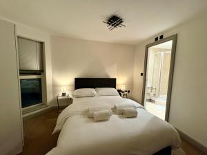 Ένα ή περισσότερα κρεβάτια σε δωμάτιο στο Stay in the Heart of York - Modern 2-Bed Flat