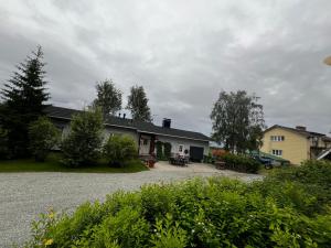 a house with a gravel driveway in front of it at Villa Narikka, Tilava ja rauhallinen loma-asunto Kittilän keskustassa in Kittilä