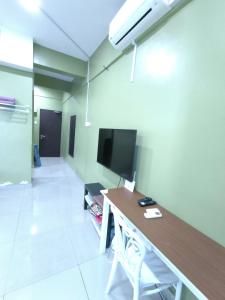 TV a/nebo společenská místnost v ubytování ZH Studio Apartment Gua Musang With WIFI dan POOL + 5 fotografií