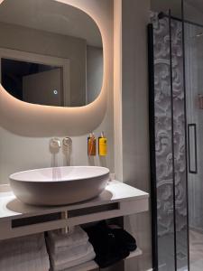 ein Badezimmer mit Waschbecken und Spiegel in der Unterkunft Rock Crystal Boutique Hotel in Gabicce Mare + 39 Fotos