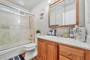 Ένα μπάνιο στο Nice House 4 bedrooms 2 baths, free Wi-Fi, Parking, Washer +37 φωτογραφίες