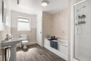 une salle de bain avec toilettes, lavabo et douche dans l'établissement Large House New Haven - East Sussex - Sleeps up to 10 guest - Parking - WiFi - Garden - Contractors - Families - Discounts for Long Term Bookings!, à Newhaven