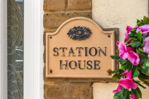 un panneau de gare sur le côté d'un bâtiment dans l'établissement Large House New Haven - East Sussex - Sleeps up to 10 guest - Parking - WiFi - Garden - Contractors - Families - Discounts for Long Term Bookings!, à Newhaven 35 autres photos