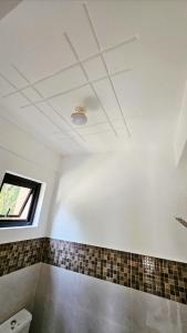 Koupelna v ubytování 2 Storey Fully Furnished House with Free Car Park Garage