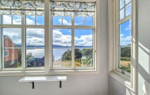 Holmedalにある6 Bedroom Lovely Home In Holmedalの水辺の景色を望む窓