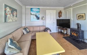 Holmedalにある6 Bedroom Lovely Home In Holmedalのソファとストーブのあるリビングルーム