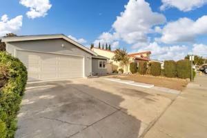 ein Haus mit einer Garage vor einer Einfahrt in der Unterkunft Remodel 3 bedrooms 2 full bath home free laundry,Wi-Fi, Parking in San Jose