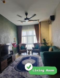 un salon avec un canapé et une télévision dans l'établissement Sakura Putrajaya Homestay Mus lim Only, à Putrajaya 21 autres photos