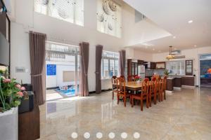 une cuisine et une salle à manger avec une table et des chaises dans l'établissement Villa Hồ Bơi Trần Văn Thời khu Du Lịch Tháp Tam Thắng, à Vung Tau