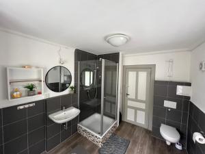 un baño con lavabo y ducha en Haus Harald, en Tysnes 42 fotos más