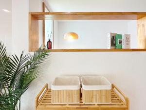 two baskets sitting on a wooden bench in a room at JEJU 오션뷰 New 독채! 신규 할인 특가! 표선해수욕장 5분! 바다전망 프라이빗 숙소! 까사하르제주 in Seogwipo