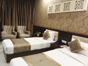 Ένα ή περισσότερα κρεβάτια σε δωμάτιο στο Monarch Residency Gurgaon +32 φωτογραφίες