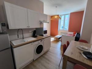 a kitchen with a sink and a washing machine at 2, Ctre, parking, by bedandberry in Châteauroux