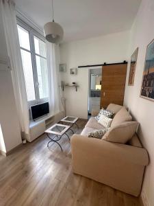 un salon avec un canapé et une télévision dans l'établissement A proximité immédiate de la Tour Eiffel, à Paris 7 autres photos