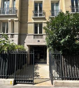 un bâtiment avec une porte en face d'un bâtiment dans l'établissement A proximité immédiate de la Tour Eiffel, à Paris