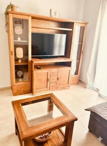 un centro di intrattenimento con una TV a schermo piatto e un tavolino da caffè di Apto El Pinillo Confort y Sol a Torremolinos Altre 23 foto