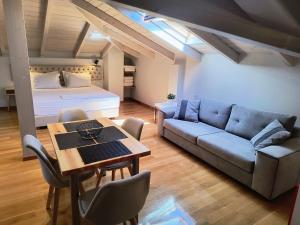 ein Wohnzimmer mit Sofa, Bett und Tisch in der Unterkunft La Loft Luxury Appartment in Preveza