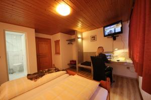 TV a/nebo společenská místnost v ubytování Hotel Krone Stühlingen - Das Tor zum Südschwarzwald