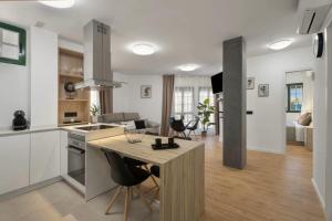 a kitchen and living room with a table and chairs at Apartamento Refugio del Mar in Candelaria