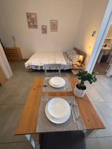 a room with a table with plates and a bed at Galatea in Santo Stefano di Magra