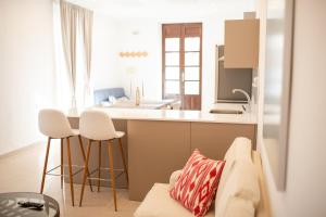a small kitchen with a couch and a kitchen island at Casa Hermosamía in Vélez-Rubio