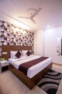 a bedroom with a large bed and a ceiling fan at HOTEL SR LUXURY Palace Hotel 5 min from Delhi IGI Airport in New Delhi