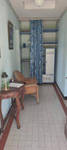 a room with a table and a bench and a window at Petit cocon sur les hauteurs de Capvern-les-Bains in Capvern