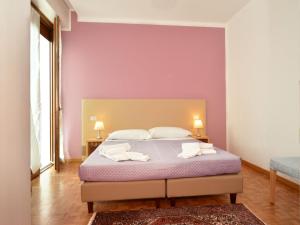 ヴィッラフランカ・ディ・ヴェローナにあるResidenza Emmaの紫の壁のベッドルーム1室